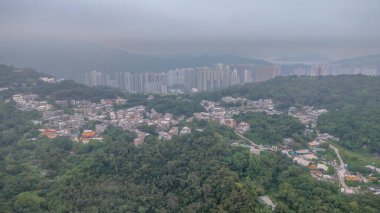 Çarpıcı bir hava manzarası kentsel gelişimin sakin bir karışımını sergiliyor