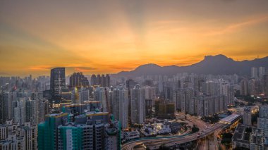 Güzel aydınlatılmış gökdelenler sergileniyor.,