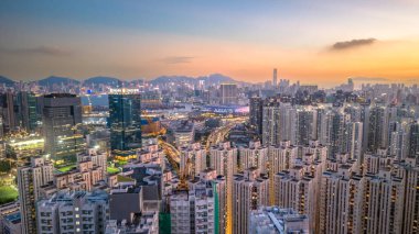 Yüksek binalar ve sokaklar gün batımında aydınlandı.,