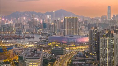 Sıcak bir günbatımında Hong Kong 'un manzarası