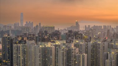 Gün batımında yayılan bir şehir metropolü, sıcak melodileri yakalıyor.,
