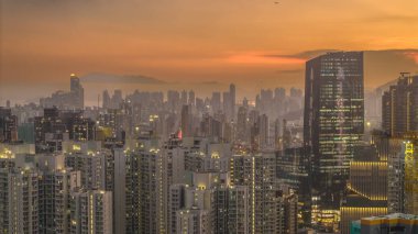 Gün batımında yayılan bir şehir metropolü, sıcak melodileri yakalıyor.,