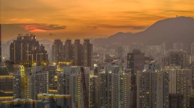 Gün batımında yayılan bir şehir metropolü, sıcak melodileri yakalıyor.,