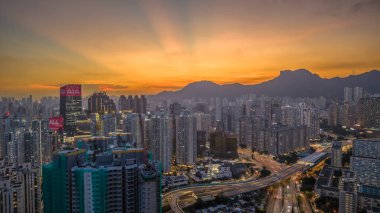 Güzel aydınlatılmış gökdelenler sergileniyor.,