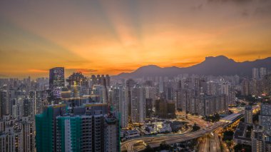 Güzel aydınlatılmış gökdelenler sergileniyor.,