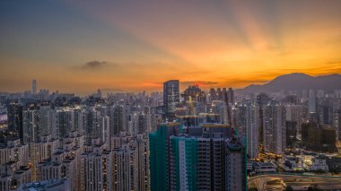 Güzel aydınlatılmış gökdelenler sergileniyor.,