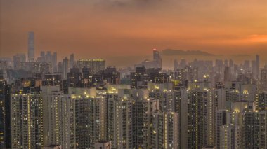 Gün batımında yayılan bir şehir metropolü, sıcak melodileri yakalıyor.,