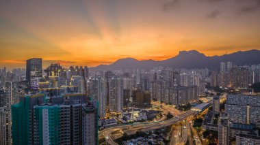 Güzel aydınlatılmış gökdelenler sergileniyor.,