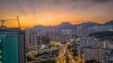 Güzel aydınlatılmış gökdelenler sergileniyor.,