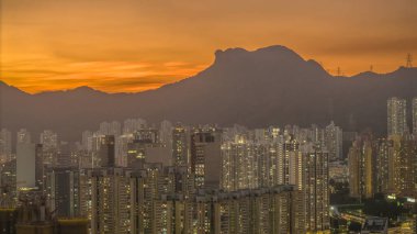 Gün batımında bir dağ siluetinin arka planıyla aydınlandı..