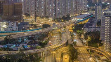 Şehrin canlı caddelerini ışık yollarıyla, kesişen yollarıyla gösteren şehir gece manzarası