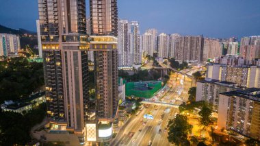 Şehrin canlı caddelerini ışık yollarıyla, kesişen yollarıyla gösteren şehir gece manzarası