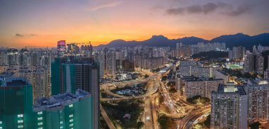 Güzel aydınlatılmış gökdelenler sergileniyor.,