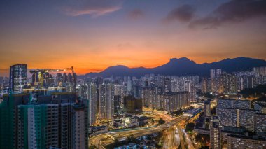 Güzel aydınlatılmış gökdelenler sergileniyor.,