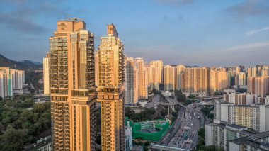 Çağdaş gökdelenler yoğun bir kentsel ortama karşı çerçevelenmiş,