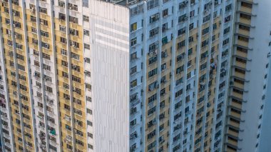 yeşil ve kentsel çevreyle çevrili apartmanlar