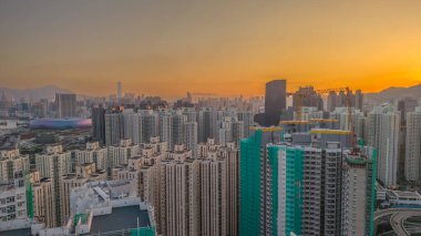 Gün batımında şehir silueti, kentsel yerleşim kulelerini gösteriyor