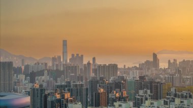Gün batımında yayılan bir şehir metropolü, sıcak melodileri yakalıyor.,