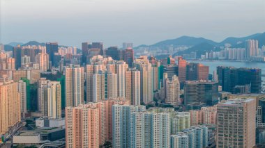 Altın saat güneş ışığı yükselen gökdelenleri yıkıyor.