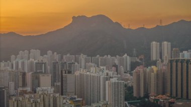 Gün batımında bir dağ siluetinin arka planıyla aydınlandı..