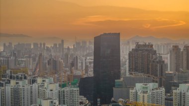 Gün batımında yayılan bir şehir metropolü, sıcak melodileri yakalıyor.,