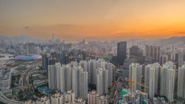 Gün batımında yayılan bir şehir metropolü, sıcak melodileri yakalıyor.,