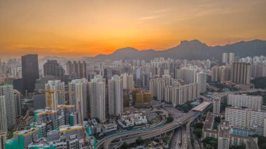 Günbatımında modern şehir, gökdelenler, konut binaları