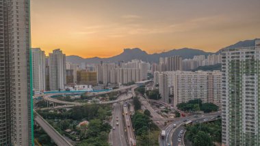 Günbatımında modern şehir, gökdelenler, konut binaları