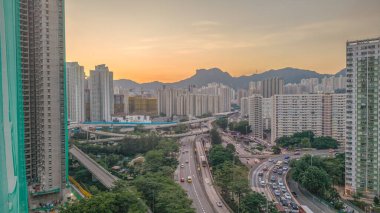 Günbatımında modern şehir, gökdelenler, konut binaları