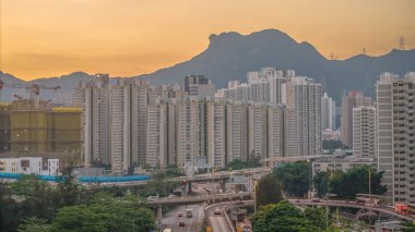Günbatımında modern şehir, gökdelenler, konut binaları