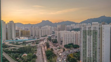 Günbatımında modern şehir, gökdelenler, konut binaları