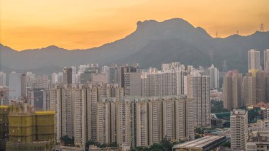 Günbatımında modern şehir, gökdelenler, konut binaları