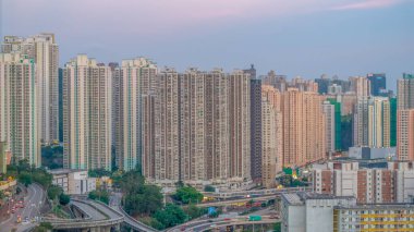 Altın saat güneş ışığı yükselen gökdelenleri yıkıyor.