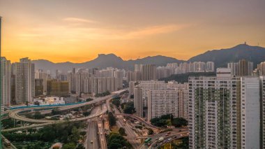 Günbatımında modern şehir, gökdelenler, konut binaları