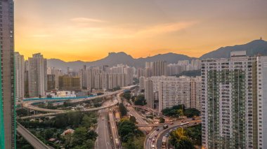 Günbatımında modern şehir, gökdelenler, konut binaları