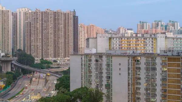 Yüksek apartmanların bulunduğu hareketli şehir manzarası