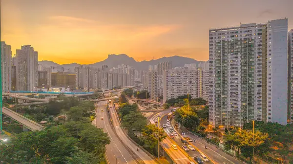 Günbatımında modern şehir, gökdelenler, konut binaları