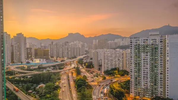 Günbatımında modern şehir, gökdelenler, konut binaları