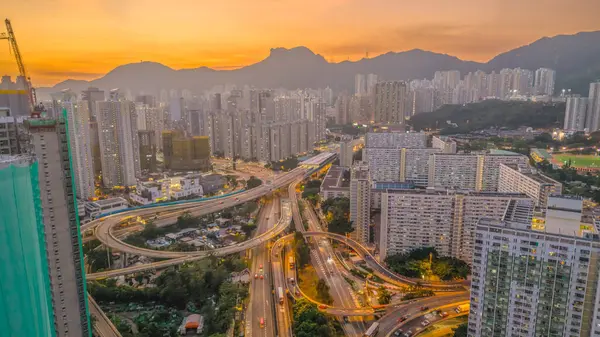 Günbatımında modern şehir, gökdelenler, konut binaları