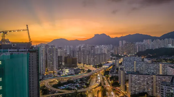 Güzel aydınlatılmış gökdelenler sergileniyor.,