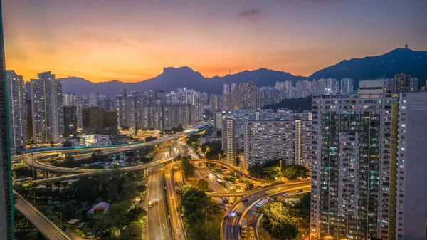 Güzel aydınlatılmış gökdelenler sergileniyor.,