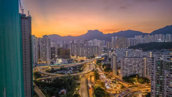 Güzel aydınlatılmış gökdelenler sergileniyor.,