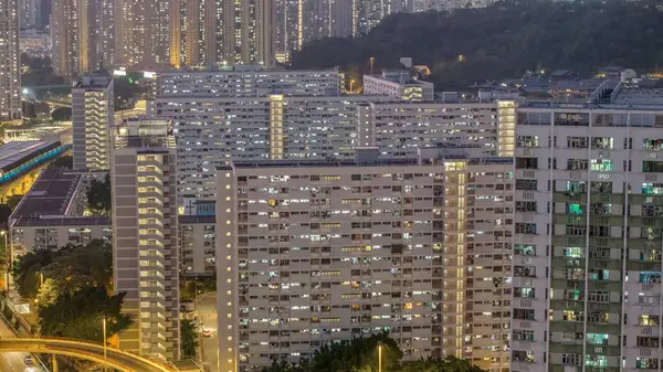 Yüksek binalar ışıklarla parıldıyor.