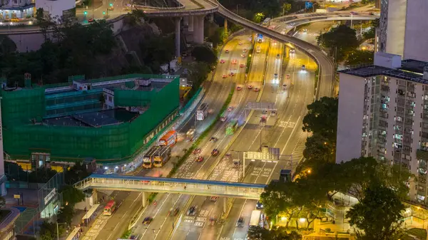 Şehrin canlı caddelerini ışık yollarıyla, kesişen yollarıyla gösteren şehir gece manzarası
