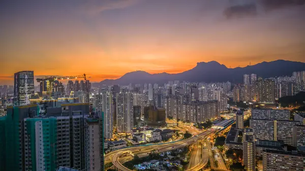 Güzel aydınlatılmış gökdelenler sergileniyor.,