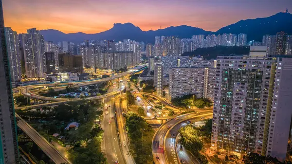 Güzel aydınlatılmış gökdelenler sergileniyor.,