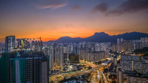 Güzel aydınlatılmış gökdelenler sergileniyor.,