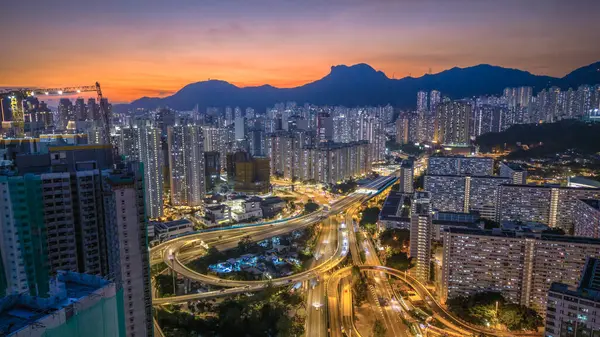 Güzel aydınlatılmış gökdelenler sergileniyor.,