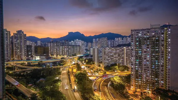 Güzel aydınlatılmış gökdelenler sergileniyor.,