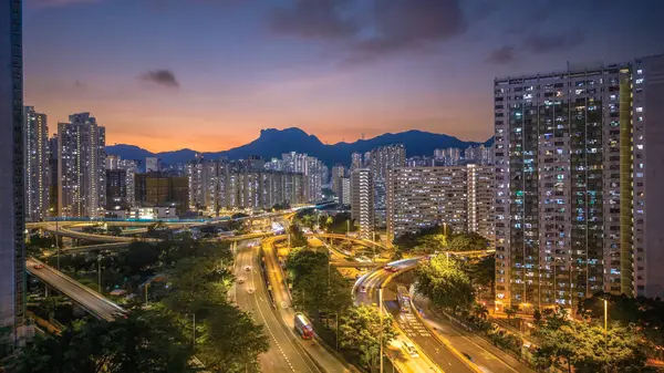 Güzel aydınlatılmış gökdelenler sergileniyor.,